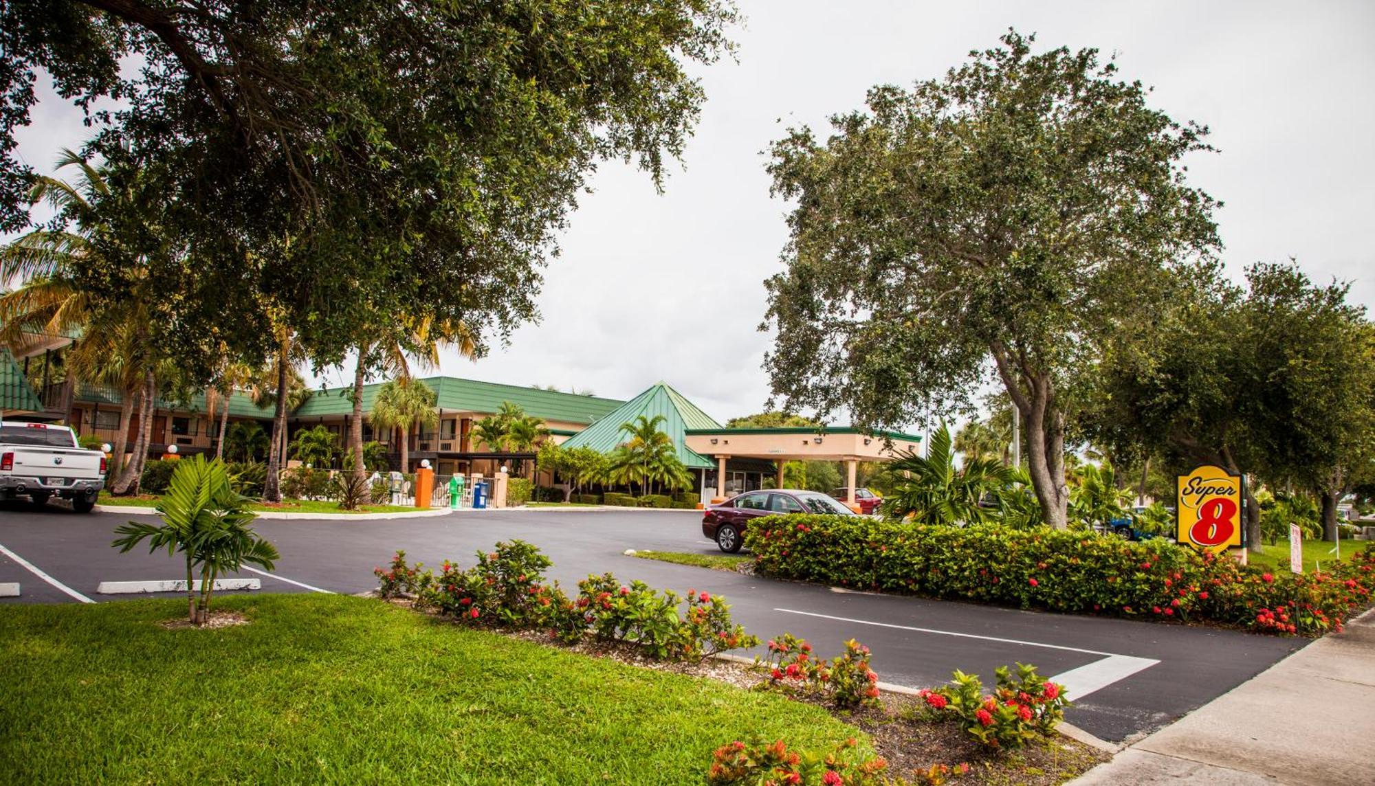 Super 8 By Wyndham North Palm Beach Exteriér fotografie